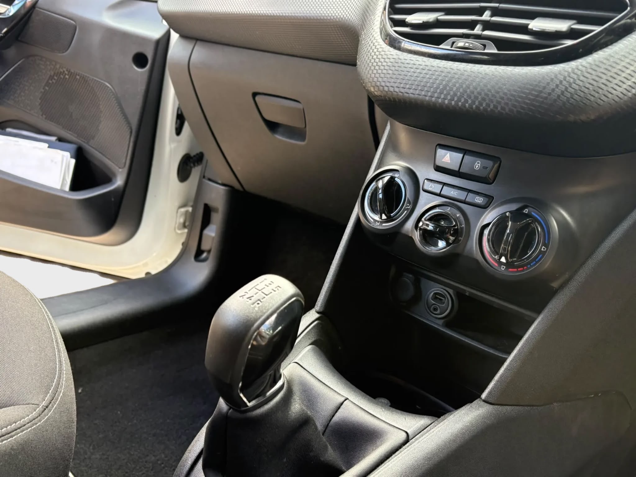 2017 Peugeot 208 Black Edition 1.2 - Image 17